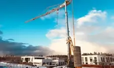 Potain HUP 32-27 self-Erecting crane on site in the snow, keeping materials moving all the day.